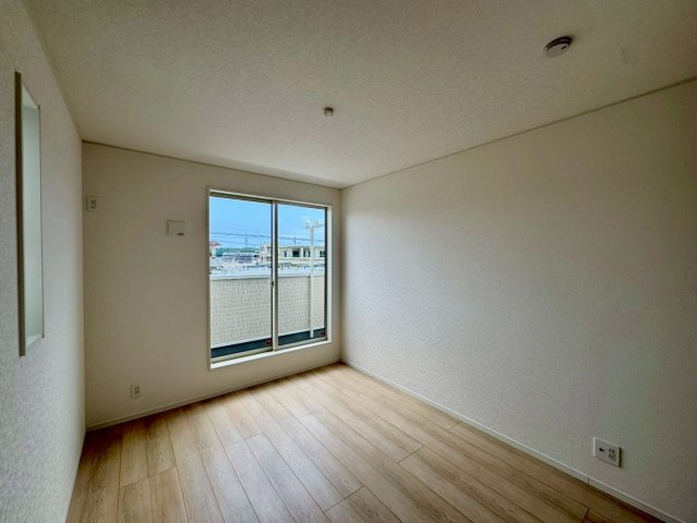 クレイドルガーデンうるま市石川 第７・２号棟の洋室|二面採光の２階主寝室6.5帖・二部屋続きのバルコニー出入口付き