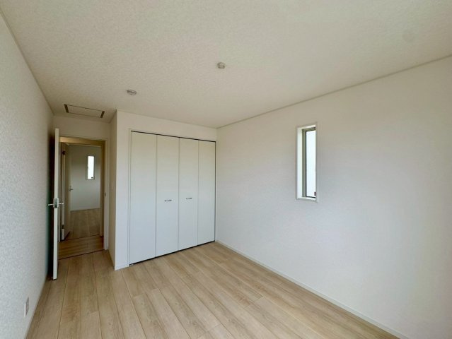 クレイドルガーデンうるま市石川 第７・２号棟の洋室|二面採光の２階主寝室6.5帖・クローゼット収納付き