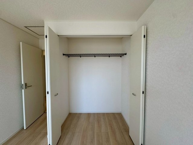 クレイドルガーデンうるま市石川 第７・２号棟の収納|２階主寝室6.5帖に設置されたクローゼット収納