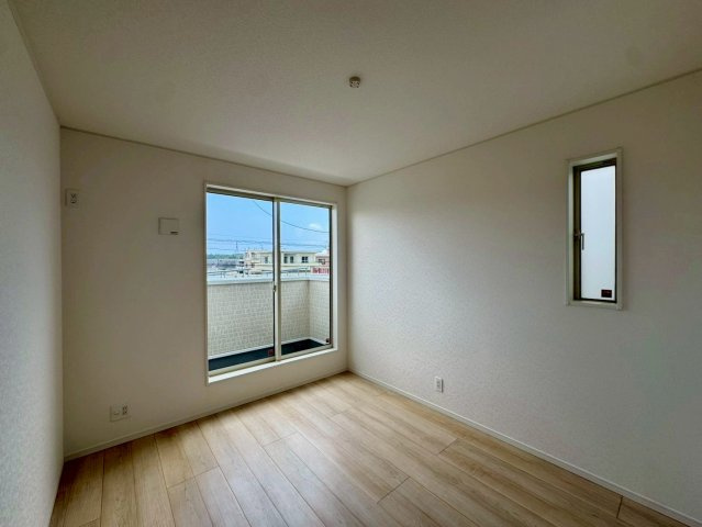 クレイドルガーデンうるま市石川 第７・２号棟の洋室|二面採光の２階洋室６帖