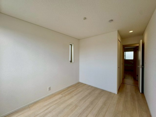 クレイドルガーデンうるま市石川 第７・２号棟の洋室|二面採光の２階洋室６帖・クローゼット収納付き