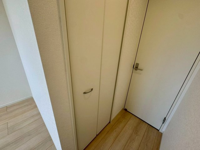 クレイドルガーデンうるま市石川 第７・２号棟の収納|２階洋室６帖に設置されたクローゼット収納