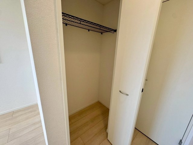 クレイドルガーデンうるま市石川 第７・２号棟の収納|２階洋室６帖に設置されたクローゼット収納