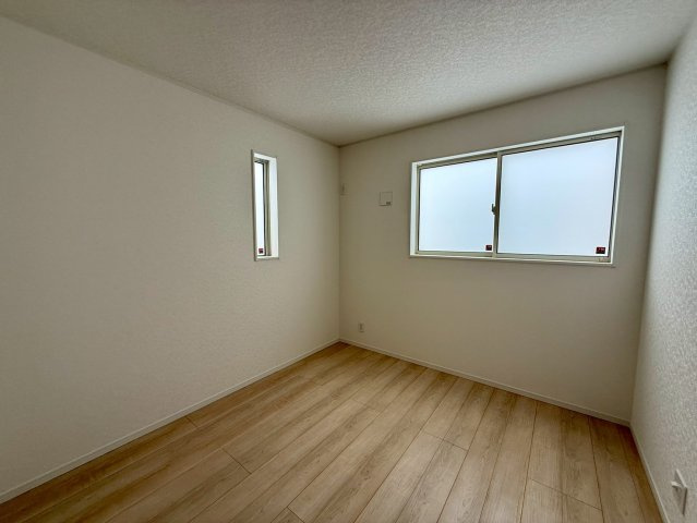 クレイドルガーデンうるま市石川 第７・２号棟の洋室|二面採光の２階洋室5.2帖①