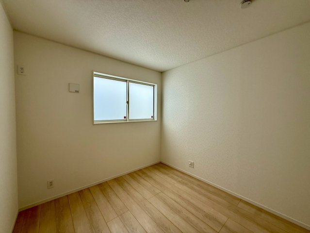 クレイドルガーデンうるま市石川 第７・２号棟の洋室|二面採光の２階洋室5.2帖①