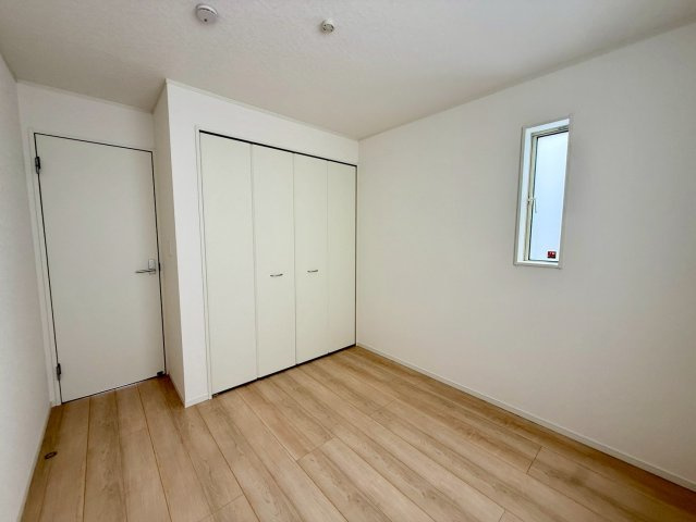 クレイドルガーデンうるま市石川 第７・２号棟の洋室|二面採光の２階洋室5.2帖①クローゼット収納付き