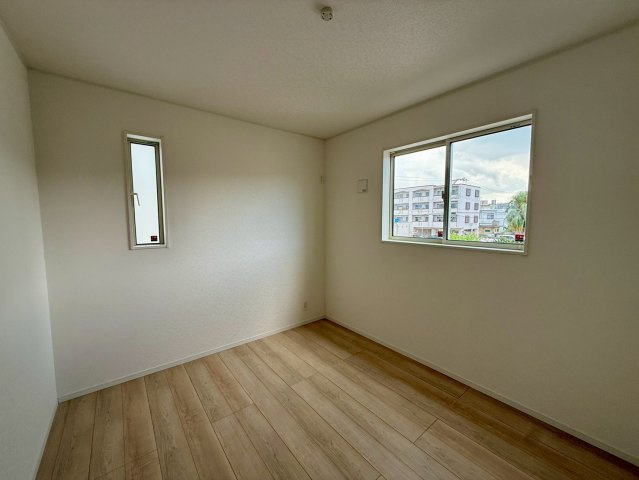 クレイドルガーデンうるま市石川 第７・２号棟の洋室|二面採光の２階洋室5.2帖②