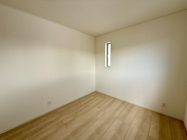 クレイドルガーデンうるま市石川 第７・２号棟の洋室|二面採光の２階洋室5.2帖②