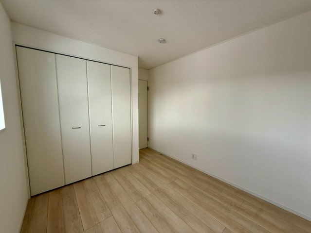 クレイドルガーデンうるま市石川 第７・２号棟の洋室|２階洋室5.2帖②クローゼット収納付き