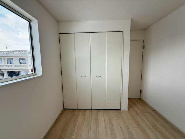 クレイドルガーデンうるま市石川 第７・２号棟の洋室|２階洋室5.2帖②に設置されたクローゼット収納