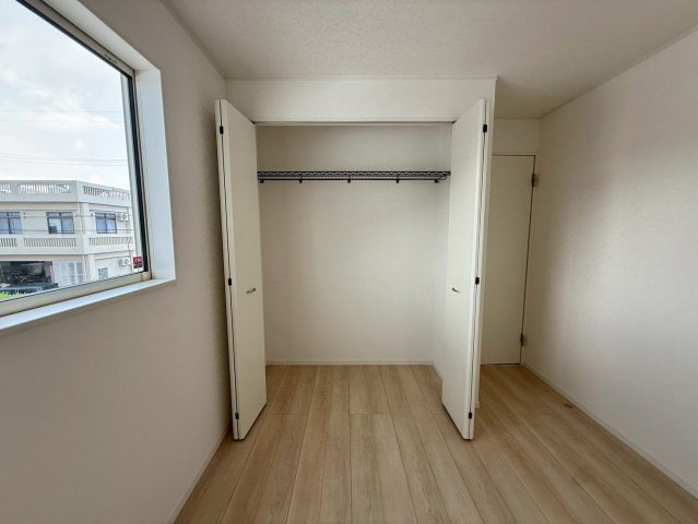 クレイドルガーデンうるま市石川 第７・２号棟の収納|２階洋室5.2帖②に設置されたクローゼット収納