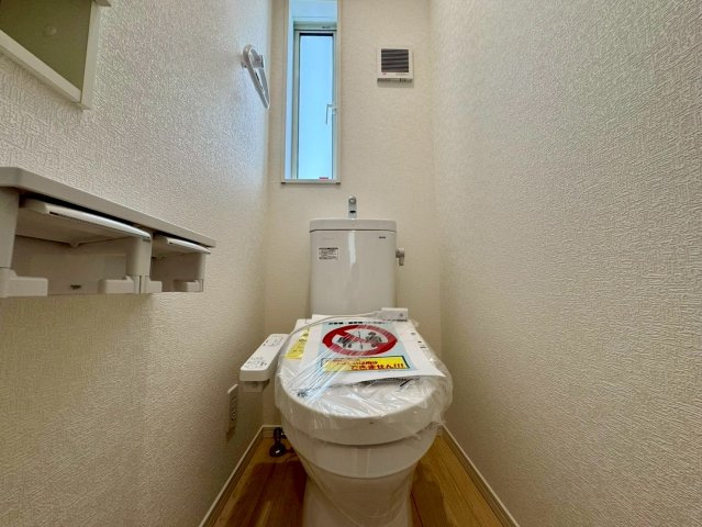 クレイドルガーデンうるま市石川 第７・２号棟のトイレ|２階トイレ・換気窓＆便利な収納棚付き／温水洗浄便座