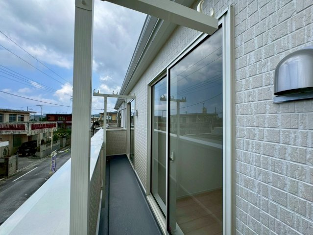 クレイドルガーデンうるま市石川 第７・２号棟のバルコニー|二部屋続きの幅広バルコニー