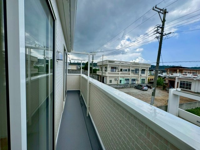 クレイドルガーデンうるま市石川 第７・２号棟のバルコニー|二部屋続きの幅広バルコニー