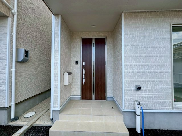 クレイドルガーデンうるま市石川 第７・２号棟の玄関|屋根付きで置き配スペースも確保できる玄関ポーチ／人感センサー付き玄関灯・TVモニター付きインターフォン・防犯カメラ