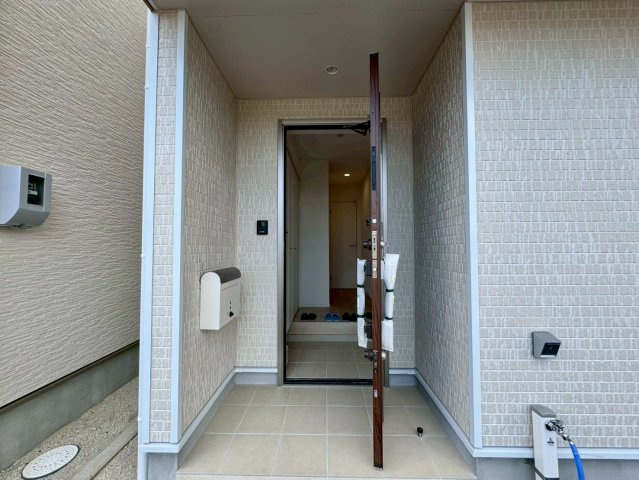 クレイドルガーデンうるま市石川 第７・２号棟の玄関|屋根付きで置き配スペースも確保できる玄関ポーチ／人感センサー付き玄関灯・TVモニター付きインターフォン・防犯カメラ