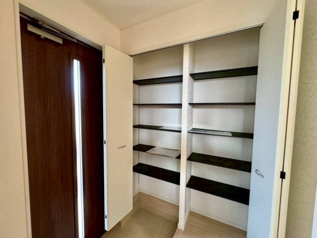 クレイドルガーデンうるま市石川 第７・２号棟の収納|可動式棚付きで収納力抜群のシューズクローゼット