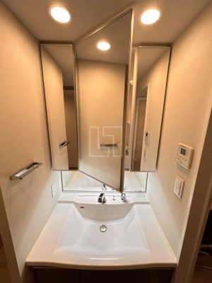 【洗面所】 | プレサンスロジェ堺筋本町 | プレサンスロジェ堺筋本町　三面鏡独立洗面台