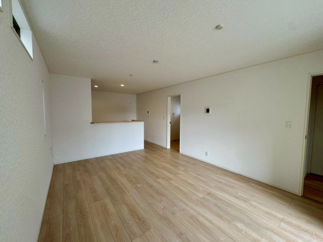 クレイドルガーデンうるま市石川 第７・４号棟の居間・リビング|明るく広々としたLDK16帖＋タタミコーナー３帖／対面式のキッチン