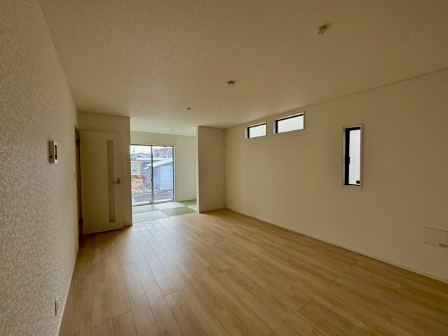 クレイドルガーデンうるま市石川 第７・４号棟の居間・リビング|明るく広々としたLDK16帖＋タタミコーナー３帖