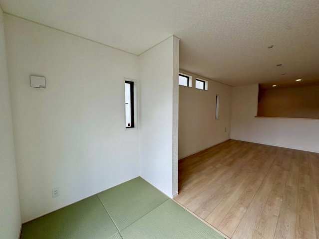 クレイドルガーデンうるま市石川 第７・４号棟の和室|リビングに隣接したタタミコーナー３帖・押し入れ収納付き