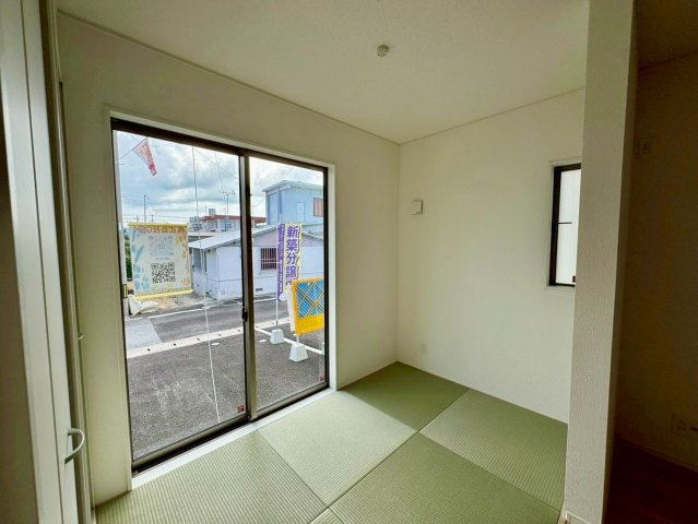 クレイドルガーデンうるま市石川 第７・４号棟の和室|リビングに隣接したタタミコーナー３帖／駐車場から出入りできる掃き出し窓付き