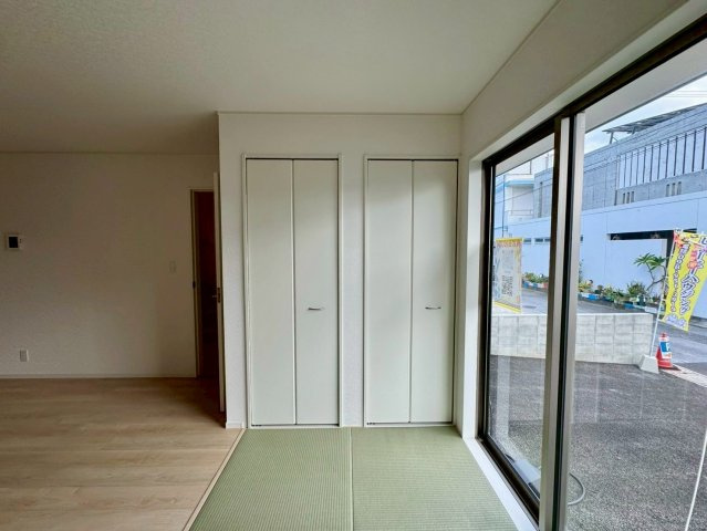 クレイドルガーデンうるま市石川 第７・４号棟の和室|生活に和の趣をもたらすタタミコーナー３帖・押し入れ収納付き