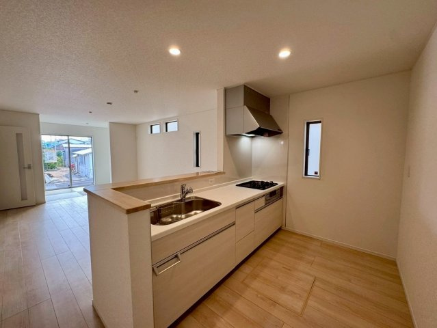 クレイドルガーデンうるま市石川 第７・４号棟のキッチン|会話の弾む対面式のシステムキッチン・換気窓＆床下収納付き