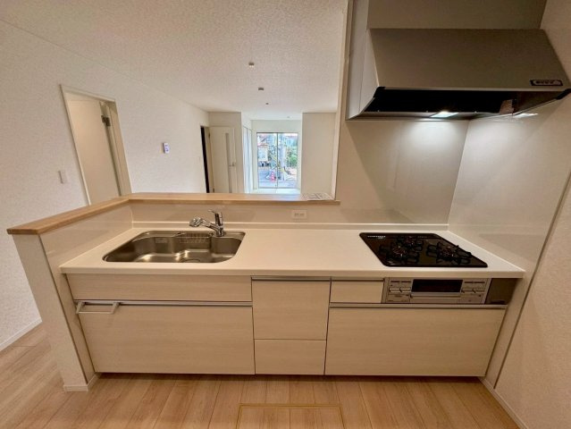 クレイドルガーデンうるま市石川 第７・４号棟のキッチン|レンジフード＆ガスコンロ３口＆浄水器付きキッチン