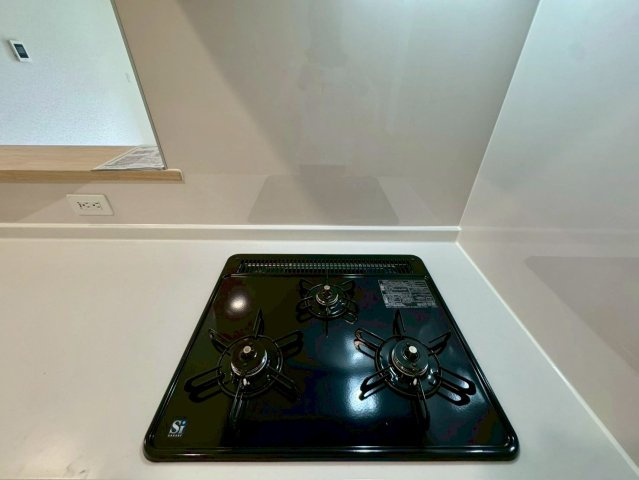 クレイドルガーデンうるま市石川 第７・４号棟のキッチン|ガスコンロ３口