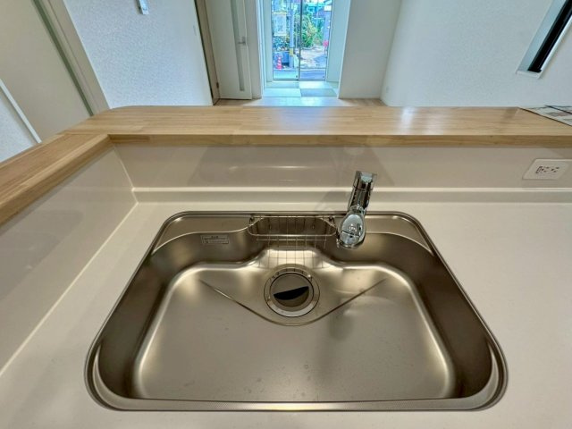 クレイドルガーデンうるま市石川 第７・４号棟のキッチン|浄水器付きキッチンの流し台