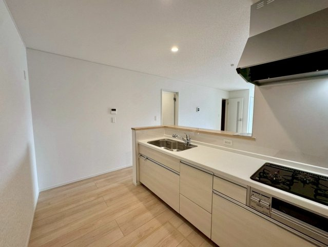 クレイドルガーデンうるま市石川 第７・４号棟のキッチン|奥行があり家事がしやすい対面式のシステムキッチン