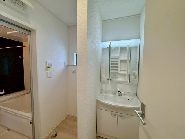 クレイドルガーデンうるま市石川 第７・４号棟の独立洗面台|ハンドシャワー付き洗面化粧台