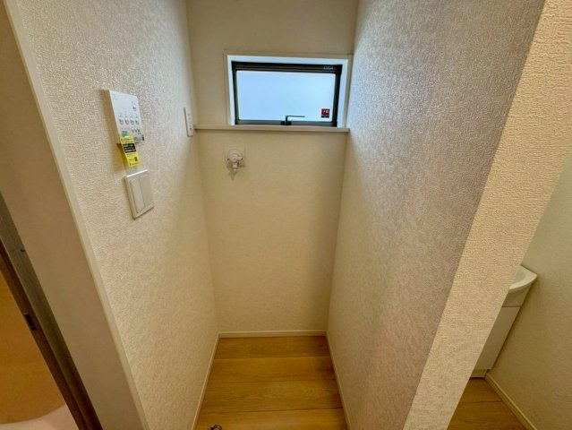 クレイドルガーデンうるま市石川 第７・４号棟のランドリースペース|洗面室の洗濯機置き場／換気＆採光窓付き