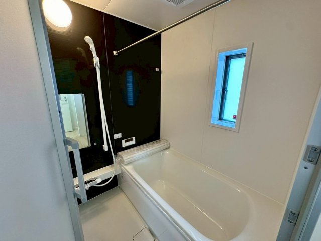 クレイドルガーデンうるま市石川 第７・４号棟の浴室|浴室換気暖房乾燥機付きユニットバス／浴室窓付き