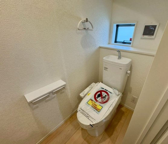 クレイドルガーデンうるま市石川 第７・４号棟のトイレ|１階トイレ・換気窓＆便利な収納棚付き／洗浄便座