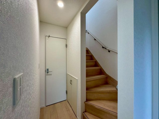 クレイドルガーデンうるま市石川 第７・４号棟の内装|手すり付き階段