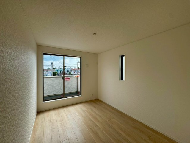 クレイドルガーデンうるま市石川 第７・４号棟の洋室|二面採光の２階主寝室6.5帖・二部屋続きのバルコニー出入口付き