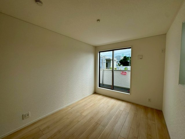 クレイドルガーデンうるま市石川 第７・４号棟の洋室|二面採光の２階主寝室6.5帖・二部屋続きのバルコニー出入口付き