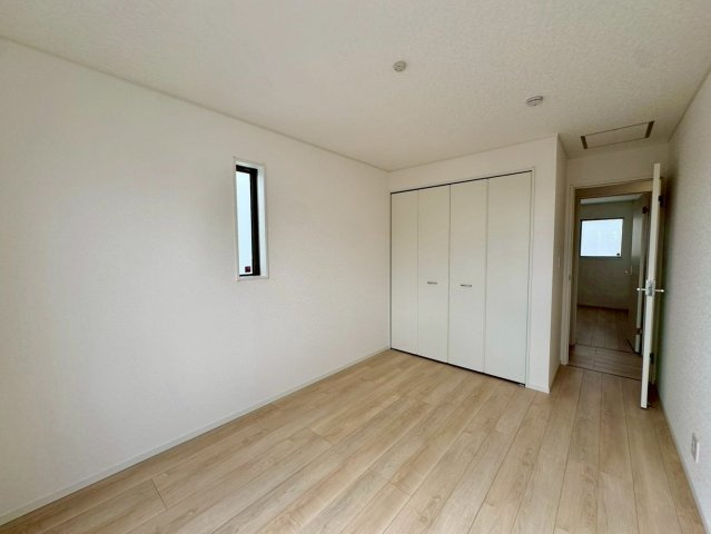 クレイドルガーデンうるま市石川 第７・４号棟の洋室|２階主寝室6.5帖・クローゼット収納付き