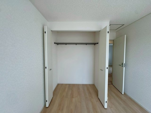 クレイドルガーデンうるま市石川 第７・４号棟の収納|２階主寝室6.5帖に設置されたクローゼット収納