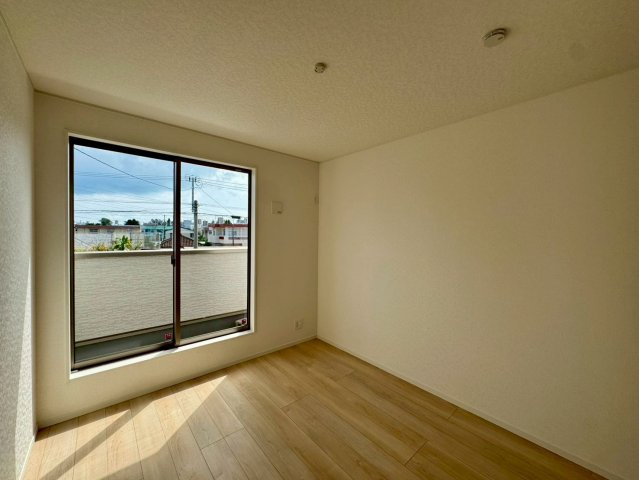 クレイドルガーデンうるま市石川 第７・４号棟の洋室|二面採光の２階洋室６帖・二部屋続きのバルコニー出入口付き