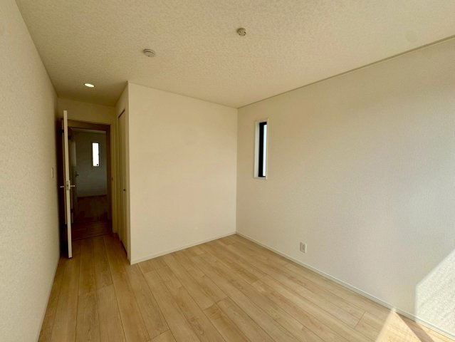 クレイドルガーデンうるま市石川 第７・４号棟の洋室|２階洋室６帖・クローゼット収納付き