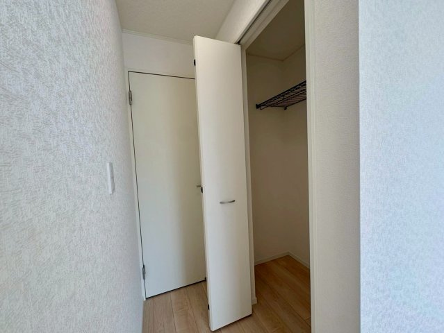 クレイドルガーデンうるま市石川 第７・４号棟の収納|２階洋室６帖に設置されたクローゼット収納