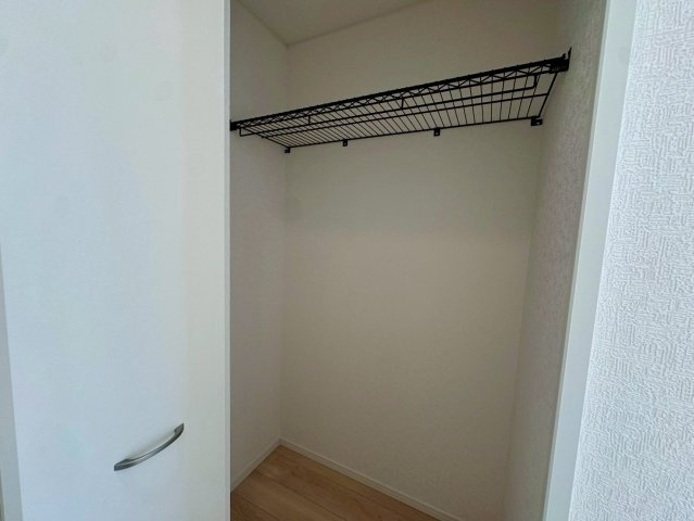 クレイドルガーデンうるま市石川 第７・４号棟の収納|２階洋室６帖に設置されたクローゼット収納