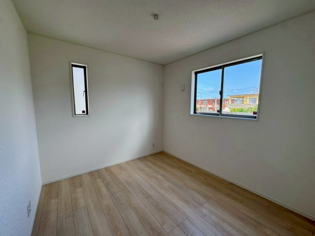 クレイドルガーデンうるま市石川 第７・４号棟の洋室|二面採光の２階洋室5.2帖①