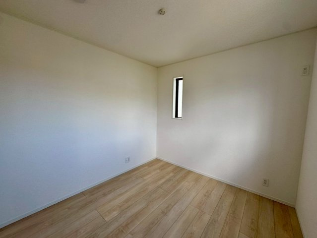 クレイドルガーデンうるま市石川 第７・４号棟の洋室|二面採光の２階洋室5.2帖①