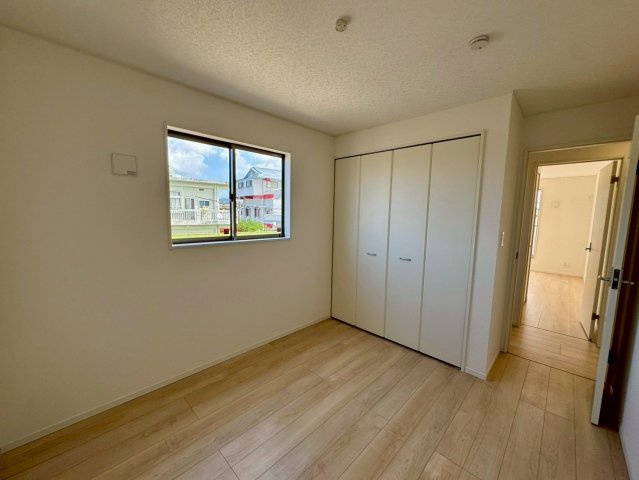 クレイドルガーデンうるま市石川 第７・４号棟の洋室|二面採光の２階洋室5.2帖①クローゼット収納付き