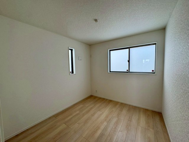 クレイドルガーデンうるま市石川 第７・４号棟の洋室|二面採光の２階洋室5.2帖②