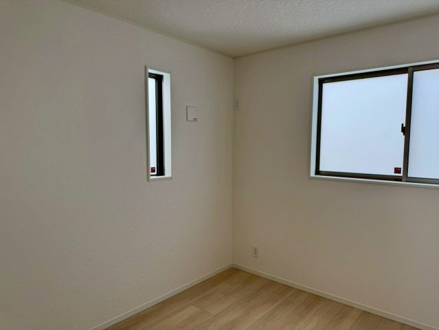 クレイドルガーデンうるま市石川 第７・４号棟の洋室|二面採光の２階洋室5.2帖②